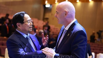 O primeiro-ministro Pham Minh Chinh participa da cerimônia de assinatura do Memorando de Entendimento ASEAN-FIFA