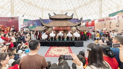 Orang-orang bersemangat untuk merasakan "Intisari Budaya Vietnam" di Pameran Musim Gugur pertama 2025