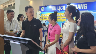 Thường trực UBND tỉnh thăm, kiểm tra không gian trưng bày của tỉnh tại Hội chợ mùa Thu 2025