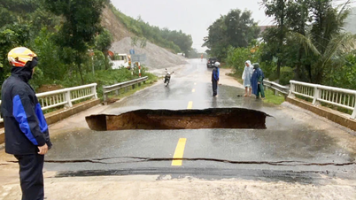 Les eaux de crue érodent la pile d'un pont, provoquant la chute d'une moto dans un trou à Da Nang