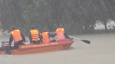 Banjir di Sungai Huong dan Sungai Bo melebihi tahap amaran 3, Bandar Hue mengeluarkan penghantaran segera