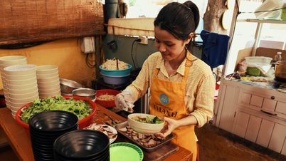 Westerse toeristen proberen de uitgebreide specialiteit van 35.000 VND in Hoi An en willen er 2 kommen van eten om zich voldaan te voelen