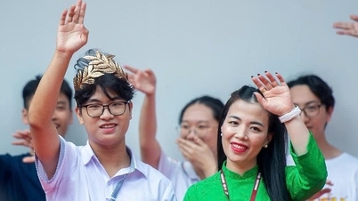 ของขวัญจากเพื่อนและครูต้อนรับแชมป์โอลิมเปีย ตรัน บุย บ๋าว ข่านห์