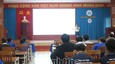 Más de 120 estudiantes de la Universidad de Nha Trang aprenden sobre la tecnología alemana de reciclaje de plástico.