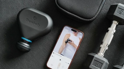 Theragun Mini Plus este compact, radiază căldură și este extrem de relaxant.
