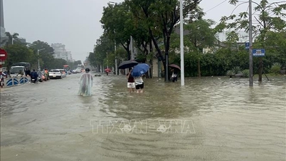 Wiele dróg w Hue jest odciętych, powódź na rzece Huong utrzymuje się na poziomie alertu 3