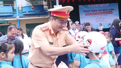 มอบหมวกกันน็อคมาตรฐานให้กับนักเรียนชั้นประถมศึกษาปีที่ 1