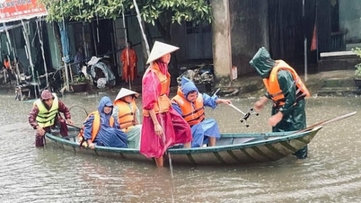 Polícia de Da Nang aumenta forças para ajudar pessoas a lidar com enchentes