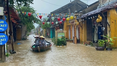 Kraftigt regn och översvämningar översvämmade många gator i Hoi An