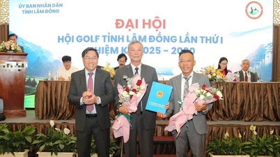 Vicevoorzitter van het Provinciaal Volkscomité Vo Ngoc Hiep presenteerde het besluit om de Lam Dong Golf Association op te richten