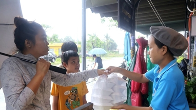 Sebuah restoran berkongsi ratusan hidangan "zero-dong" dengan orang ramai di kawasan banjir di Hoi An.