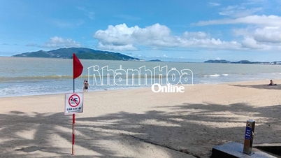 Menyelamatkan seorang lelaki tua dalam kesusahan di laut di Nha Trang