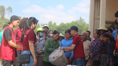 155 hadiah diberikan kepada orang-orang yang terkena dampak badai dan banjir di komune Van Nham.