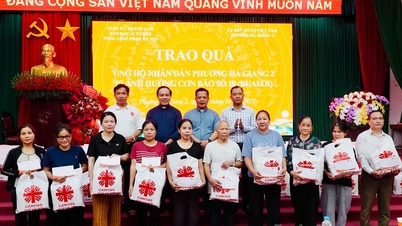 Parohia Sacred Heart și Consiliul pentru Acțiuni Sociale de Caritate al Arhiepiscopiei de Hanoi au oferit 200 de cadouri pentru a sprijini oamenii din secția Ha Giang 2.