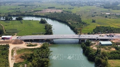 Phu Tho hentikan lalu lintas melalui jembatan Song Lo untuk tangani masalah pilar jembatan
