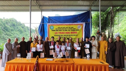 Nghe An: Η Κεντρική Υποεπιτροπή Εθνοτικών Βουδιστών απονέμει υποτροφίες και δώρα στην Παγόδα Tan Ky