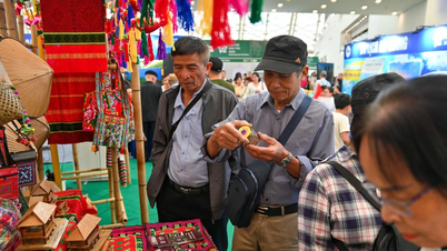 Jelajahi ruang "Intisari budaya Vietnam" di Pameran Musim Gugur 2025