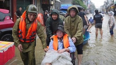 Pengerusi Hue City terus pergi ke hospital untuk menyokong pesakit "melarikan diri dari banjir"