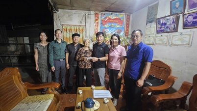 500 miljoen VND toegekend ter ondersteuning van 11 huishoudens die zwaar getroffen zijn door de storm in de wijk Nung Tri Cao - Cao Bang Electronic Newspaper