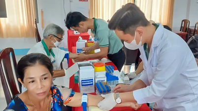Offrir des cadeaux et dépister des maladies aux femmes défavorisées de la commune de Dong Phuoc