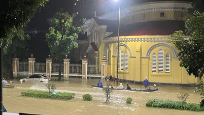 מזג האוויר ב-28 באוקטובר: גשמים עזים גורמים לשיטפון אחר שיטפון, מקומות רבים בהואה ובדה נאנג מוצפים עמוקות