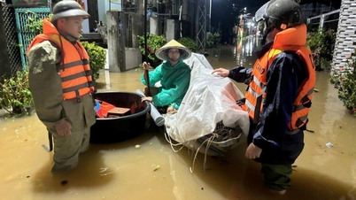 歴史的な洪水によりフエの多くの病院が「水没」、ダナンの多くの場所が孤立