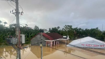 A jusante do rio Vu Gia - Thu Bon está profundamente inundada, milhares de famílias estão isoladas.