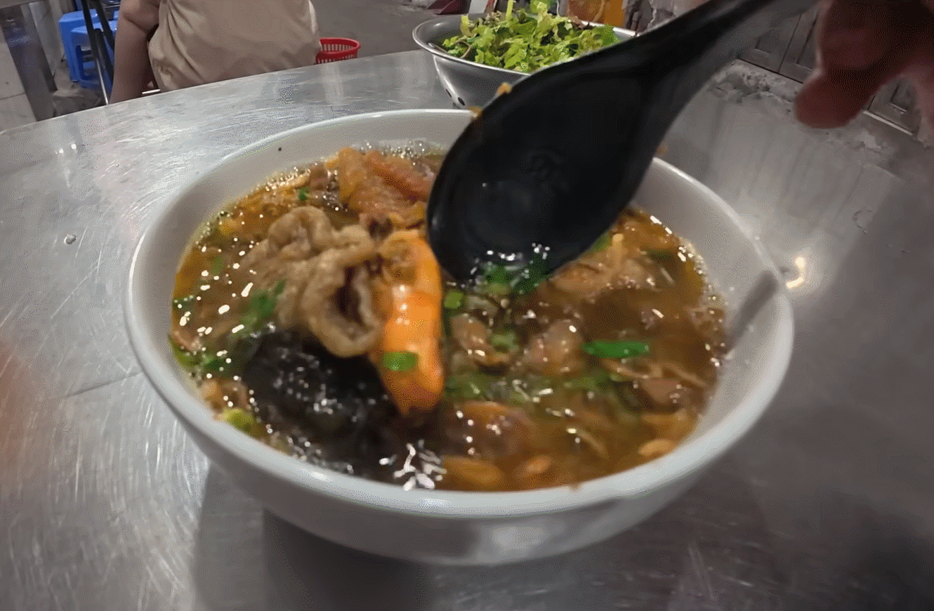 Mi Nasi Ketam Hai Phong: Hidangan 35,000 VND yang menawan orang Barat