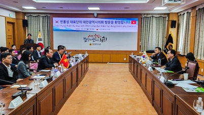 Delegasi wilayah Vinh Long bekerjasama dengan Pengerusi Majlis dan Dewan Perniagaan dan Industri Bandar Daejeon