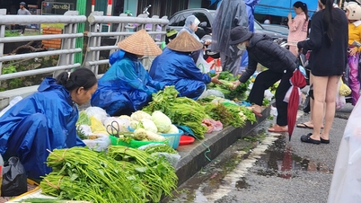 Chợ ngày lũ: Thực phẩm khô được ưu tiên