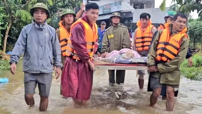 কমিউন পুলিশ তাৎক্ষণিকভাবে বন্যায় গুরুতর অসুস্থতায় ভুগছিলেন এমন একজন বীর ভিয়েতনামী মাকে সহায়তা করেছিল।