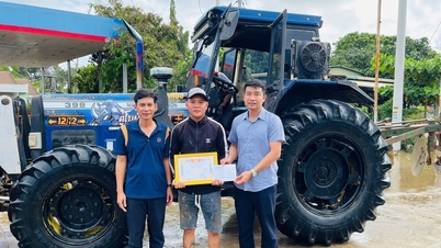 Khen thưởng thanh niên dùng xe máy cày giúp dân vượt lũ ở Sông Lũy