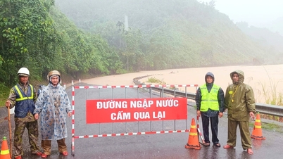 El tráfico está prohibido en la carretera de Ho Chi Minh que atraviesa la comuna de Avuong debido a las inundaciones.