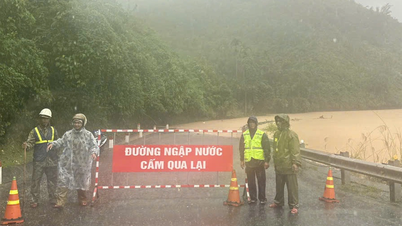 Mañana del 28 de octubre: regresan fuertes lluvias, cerrando el ramal oeste de la carretera Ho Chi Minh.