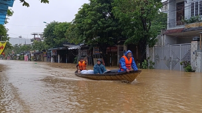 Yine şiddetli yağmur yağıyor, Da Nang'ın birçok bölgesi hala sular altında.
