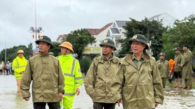 Diretor da Polícia da Cidade de Da Nang inspeciona e orienta o trabalho de resposta às enchentes