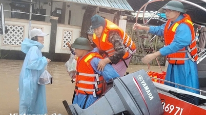 Penyelamatan tepat pada masanya Ibu Heroik Vietnam dan 2 orang yang cedera di "pusat banjir" Dai Loc