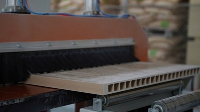Proyecto piloto para convertir residuos plásticos en productos de madera útiles