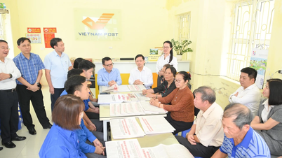 [Ảnh] Dự thảo Văn kiện Đại hội Đảng lần thứ XIV đến với người dân tại các điểm Bưu điện Văn hóa xã