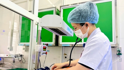 Das Allgemeine Krankenhaus der Stadt Vinh gibt die Suche nach Verwandten eines ausgesetzten Neugeborenen bekannt