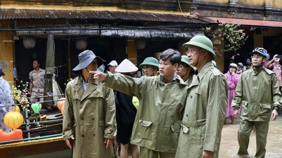 El secretario del Comité del Partido de la ciudad de Da Nang inspecciona las obras de prevención de inundaciones en Hoi An.