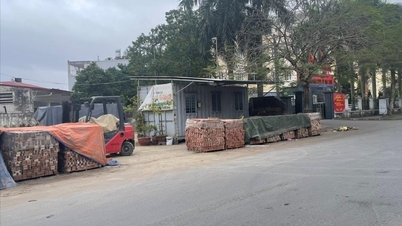 Khuc Thua Du street sidewalk was 'turned' into a construction material yard