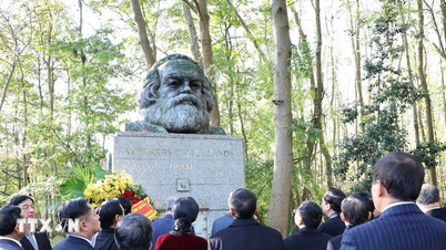 Secretário-geral To Lam visita o túmulo de Karl Marx em Londres