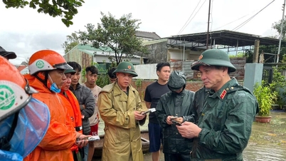 Commandant van militaire regio 5 inspecteert en leidt de reactie op overstromingen in Da Nang