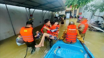 ہیو پولیس کی مدد اور ہزاروں لوگوں اور سیاحوں کو گہرے سیلاب زدہ علاقوں سے نکالا۔