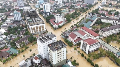Le centre-ville de Hué est toujours inondé