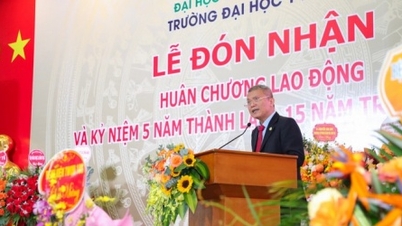 Derde Klasse Arbeidsmedaille en de onvermoeibare inspanningen van de Universiteit voor Geneeskunde en Farmacie