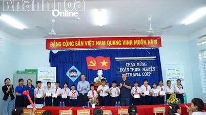 Worldtrans - Vietravel Khanh Hoa نے Dien Tan پرائمری اور سیکنڈری اسکول کو وظائف اور کتابوں کی الماریوں سے نوازا