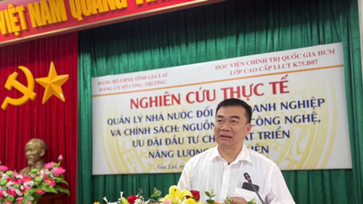 Studenten van de Ho Chi Minh National Academy of Politics doen veldonderzoek in Gia Lai