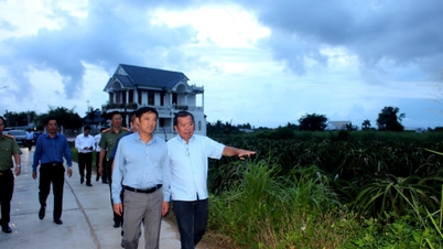 Vice ordförande för Lam Dong-provinsens folkkommitté, Le Trong Yen, inspekterade översvämningssituationen i Binh Thuan-distriktet.